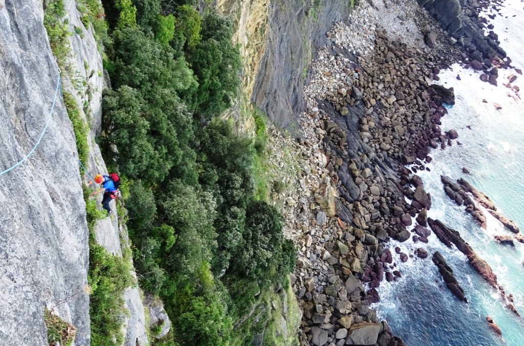 Escalada en roca-Cabo de Ogoño: Errausketarik ez (6ºb+/5º+A0,200m)