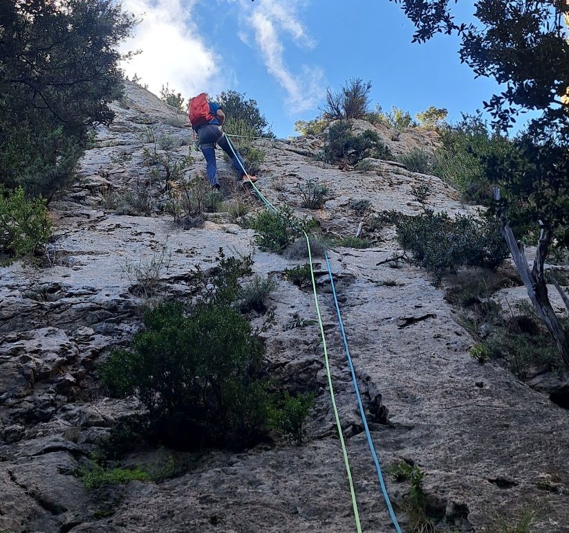 Bajaremos por la pedrera hasta alcanzar el punto del inicio de la escalada y por el mismo camino al coche. Material necesario: Cuerda de 50m.friennds del 0,4 al 2, 6 cintas express alargables En resumen: Una gran clásica para amantes de la escalada poco equipada, que no puede faltar…. en un lugar tranquilo y bello. Muy recomendable